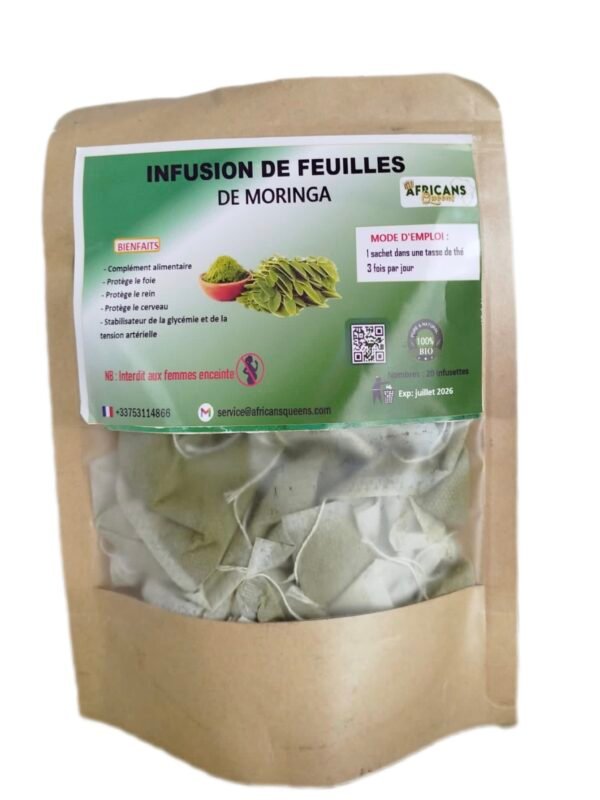 FEUILLES DE MORINGA DESCRIPTIONS Découvrez chez AFRICANS QUEENS les bienfaits nutritionnels et le mode d'emploi Le Moringa est un arbre vivace appartenant à la famille des Moringacées. Cet arbre affectionne les conditions climatiques dites difficiles, expliquant sa présence dans les pays tropicaux. Dans le moringa, tout se mange : des graines, fleurs, racines, écorces aux feuilles, le Moringa est multi-usage. Les feuilles se consomment fraîches, en tisane ou séchées. La poudre de Moringa provient du séchage et du broyage des feuilles du Moringa. La poudre de Moringa regorge de vitamine, comme les vitamines A et E. Le Moringa (feuille) a démontré des avantages pour la santé au-delà de sa grande valeur nutritionnelle. Grâce à son activité antioxydante, elle protégerait le cerveau, le foie et les reins. Ses fibres, accompagnées des flavonoïdes, aident également à harmoniser la glycémie, la cholestérolémie et la triglycéridémie. Côté culinaire, le Moringa en poudre à un goût légèrement âpre. Elle s'utilise donc aussi bien dans des préparations sucrées que salées.